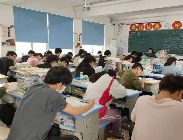 曾经上课得轮番运用设备现在每个班级都能同步展开试验
